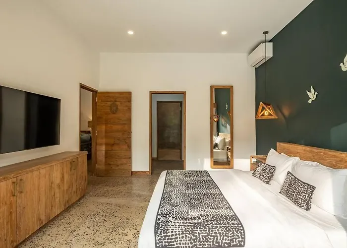 Designer New 3Bdr - Lush Garden+Pool