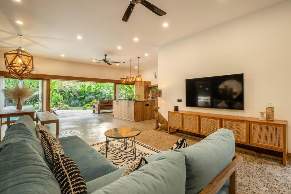 Villa Designer New 3bdr - Lush Garden+pool *