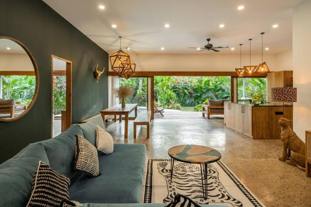 Designer New 3bdr - Lush Garden+pool *